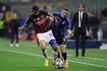 Junior Messias vom AC Mailand kämpft gegen Robin Gosens vom Inter Mailand.