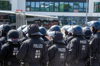 Im Fußballkontext treffe polizeiliche Gewalt überwiegend junge Männer. Im Fußballkontext treffe polizeiliche Gewalt überwiegend junge Männer.
