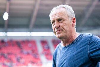 Freiburgs Trainer Christian Streich steht vor dem Spiel im Stadion. Freiburgs Trainer Christian Streich steht vor dem Spiel im Stadion.