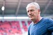 Freiburgs Trainer Christian Streich steht vor dem Spiel im Stadion.