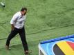 Belgiens Trainer Marc Wilmots verlässt nach der Niederlage gegen Wales im EM-Viertelfinale das Stadion in Lille. Foto: Filip Singer