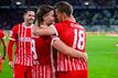 Nils Petersen (r) traf in seinem letzten Heimspiel für Freiburg zum 2:0-Endstand.