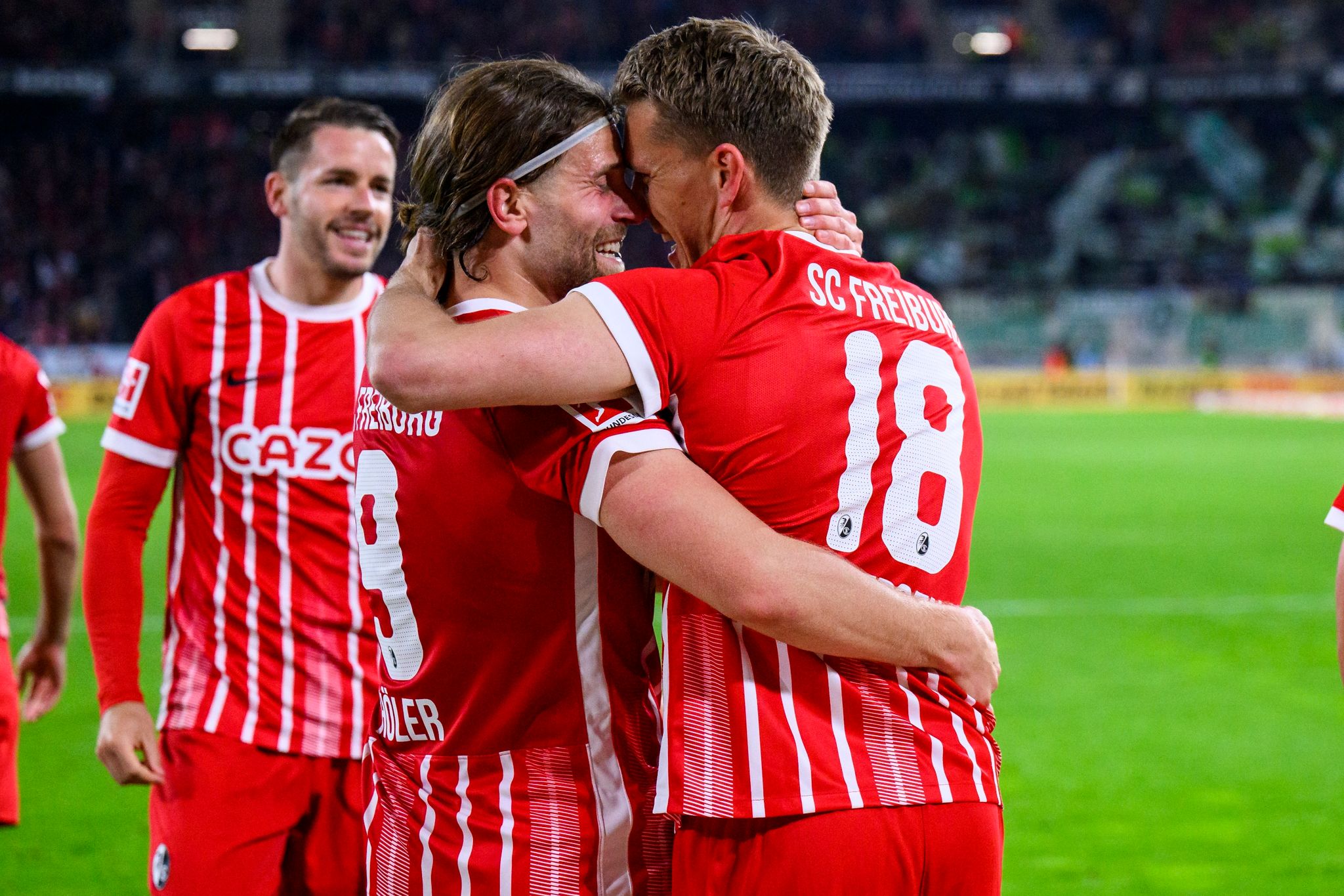 Nils Petersen (r) traf in seinem letzten Heimspiel für Freiburg zum 2:0-Endstand.