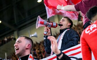 Freiburgs Nils Petersen jubelt nach dem Spiel bei den Fans und wird verabschiedet. Freiburgs Nils Petersen jubelt nach dem Spiel bei den Fans und wird verabschiedet.