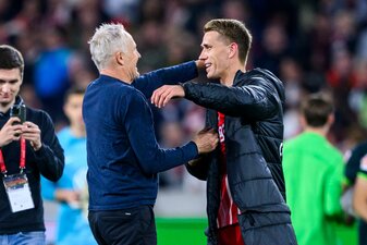 Freiburgs Trainer Christian Streich (l) und Freiburgs Nils Petersen umarmen sich nach dem Spiel. Freiburgs Trainer Christian Streich (l) und Freiburgs Nils Petersen umarmen sich nach dem Spiel.