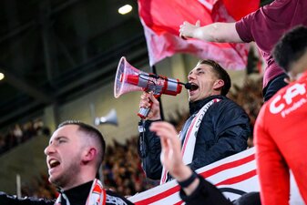 Freiburgs Nils Petersen jubelt nach dem Spiel bei den Fans und wird verabschiedet. Freiburgs Nils Petersen jubelt nach dem Spiel bei den Fans und wird verabschiedet.