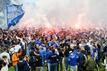 Darmstadts Fans feiern im Stadion am Böllenfalltor den Aufstieg in die Bundesliga.