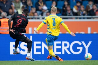 Regensburgs Prince Osei Owusu (l) schießt das Tor zum 2:1. Regensburgs Prince Osei Owusu (l) schießt das Tor zum 2:1.