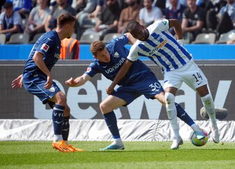 Dodi Lukebakio (r) und Hertha BSC stehen einen Spieltag vor Schluss als Absteiger fest. Dodi Lukebakio (r) und Hertha BSC stehen einen Spieltag vor Schluss als Absteiger fest.