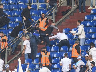 Auslaufen vor Ultras: Frankfurter provozieren Schalke-Fans Auslaufen vor Ultras: Frankfurter provozieren Schalke-Fans