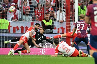 Leipzigs Konrad Laimer (r) traf gegen die Bayern zum zwischenzeitlichen 1:1. Leipzigs Konrad Laimer (r) traf gegen die Bayern zum zwischenzeitlichen 1:1.