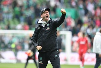 Werder Trainer Ole Werner jubelt den Fans zu. Werder Trainer Ole Werner jubelt den Fans zu.