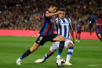 Robert Lewandowski (l) und der FC Barcelona unterlagen Real Sociedad mit 1:2. Robert Lewandowski (l) und der FC Barcelona unterlagen Real Sociedad mit 1:2.
