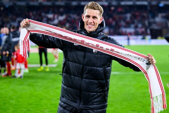 Freiburgs Nils Petersen hat nach dem Spiel einen Fan-Schal in der Hand und wird verabschiedet. Freiburgs Nils Petersen hat nach dem Spiel einen Fan-Schal in der Hand und wird verabschiedet.