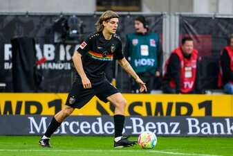 Stuttgarts Borna Sosa in Aktion. Trainer Sebastian Hoeneß nahm den Kroaten vor der Partie in Mainz demonstrativ in Schutz. Stuttgarts Borna Sosa in Aktion. Trainer Sebastian Hoeneß nahm den Kroaten vor der Partie in Mainz demonstrativ in Schutz.