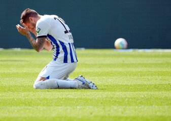 Herthas Stevan Jovetic kniet während des Spiels auf dem Rasen. Herthas Stevan Jovetic kniet während des Spiels auf dem Rasen.