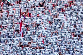 Vor dem Spiel gegen Leipzig halten Münchner Fans Schilder mit der Aufschrift «Koan Ausverkauf» hoch. Vor dem Spiel gegen Leipzig halten Münchner Fans Schilder mit der Aufschrift «Koan Ausverkauf» hoch.