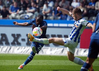 Bochums Christopher Antwi-Adjei (l) gegen Herthas Jonjoe Kenny (r). Bochums Christopher Antwi-Adjei (l) gegen Herthas Jonjoe Kenny (r).