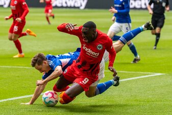 Schalkes Cedric Brunner (l) und Frankfurts Randal Kolo Muani kämpfen um den Ball. Schalkes Cedric Brunner (l) und Frankfurts Randal Kolo Muani kämpfen um den Ball.