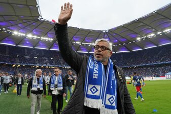 Der ehemalige HSV-Spieler Jimmy Hartwig winkt den Fans zu. Der ehemalige HSV-Spieler Jimmy Hartwig winkt den Fans zu.