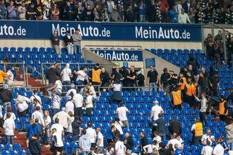 Schalker und Frankfurter Anhänger gingen nach Spielende aufeinander los. Schalker und Frankfurter Anhänger gingen nach Spielende aufeinander los.