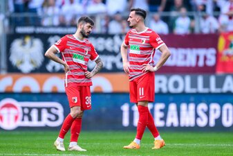 Unzufrieden nach dem Spiel: Augsburgs David Colina (l) und Mergim Berisha. Unzufrieden nach dem Spiel: Augsburgs David Colina (l) und Mergim Berisha.