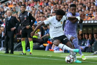 Vinicius Junior (r) von Real Madrid im Zweikampf mit Valencias Thierry Correia. Vinicius Junior (r) von Real Madrid im Zweikampf mit Valencias Thierry Correia.