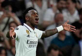 Vinicius steht bei Real Madrid unter Vertrag und wird immer wieder in Stadien rassistisch beleidigt. Vinicius steht bei Real Madrid unter Vertrag und wird immer wieder in Stadien rassistisch beleidigt.