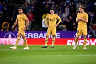 Die Spieler des FC Barcelona reagieren, nachdem Larin von Valladolid durch einen Elfmeter das zweite Tor für seine Mannschaft erzielt hat. Die Spieler des FC Barcelona reagieren, nachdem Larin von Valladolid durch einen Elfmeter das zweite Tor für seine Mannschaft erzielt hat.