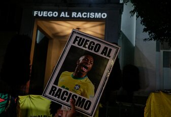 Menschen protestieren vor dem spanischen Generalkonsulat in São Paulo. Menschen protestieren vor dem spanischen Generalkonsulat in São Paulo.