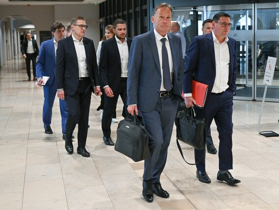 Auf der DFL-Mitgliederversammlung am Frankfurter Flughafen wurde der mögliche Einstieg eines Investors bei der Deutschen Fußball Liga (DFL) diskutiert.