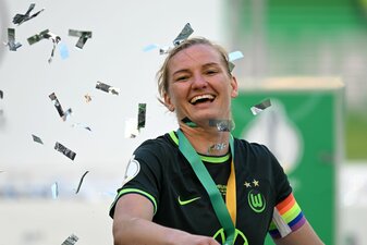 Popp hofft noch auf die Meisterschaft mit dem VfL. Popp hofft noch auf die Meisterschaft mit dem VfL.