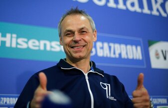 Der Ex-Schalker Olaf Thon glaubt, dass der BVB den Titel holt. Der Ex-Schalker Olaf Thon glaubt, dass der BVB den Titel holt.
