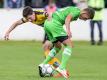 Linus Obexer (l) von den Young Boys Bern im Zweikampf um den Ball mit dem Gladbacher Thorgan Hazard. Foto: Thomas Hodel
<br>dpa-infocom GmbH