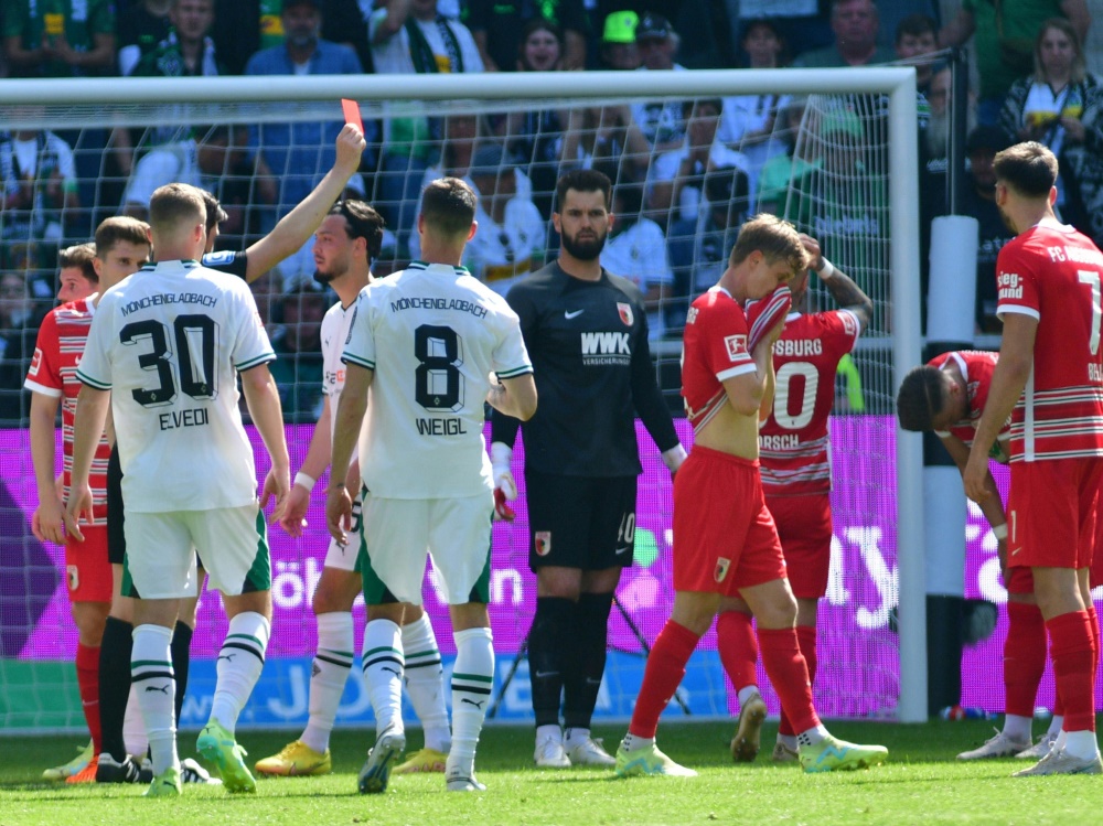 Augsburg bleibt trotz Niederlage erstklassig