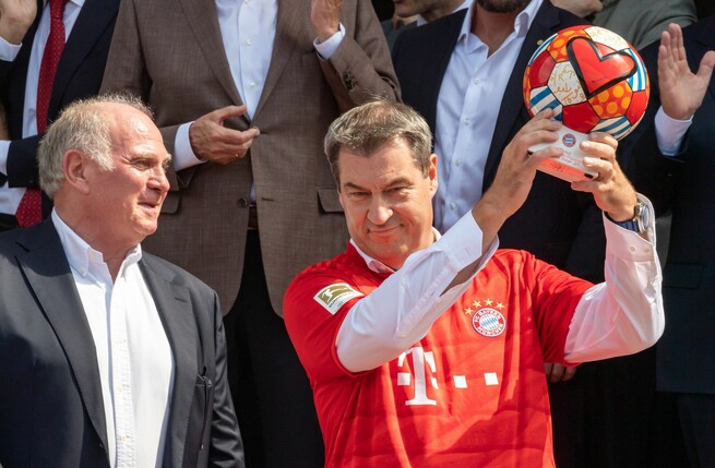 Gratulierte dem FC Bayern zur elften Mesiterschaft in Folge: Bayerns Ministerpräsident Markus Söder (r) mit Ex-Bayern-Chef Uli Hoeness.