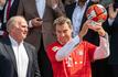 Gratulierte dem FC Bayern zur elften Mesiterschaft in Folge: Bayerns Ministerpräsident Markus Söder (r) mit Ex-Bayern-Chef Uli Hoeness.