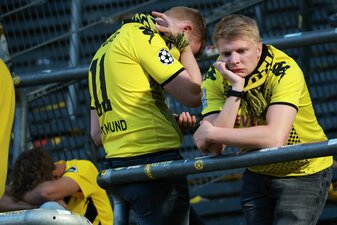 Wieder eine Meisterschaft verspielt: Dortmunder Fans nach dem verpatzten Meisterschaftsfinale. Wieder eine Meisterschaft verspielt: Dortmunder Fans nach dem verpatzten Meisterschaftsfinale.