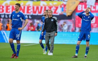 Der FC Schalke 04 steigt nach der Niederlage in Leipzig ab. Der FC Schalke 04 steigt nach der Niederlage in Leipzig ab.