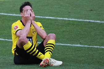Meisterschaft verspielt: Borussia Dortmunds Mats Hummels nach dem 2:2-Remis gegen Mainz. Meisterschaft verspielt: Borussia Dortmunds Mats Hummels nach dem 2:2-Remis gegen Mainz.