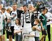 Lars Stindl (r) verabschiedet sich nach dem Spiel von den Fans.