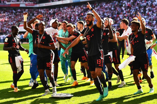 Bayerns Eric Maxim Choupo-Moting (M) und seine Teamkollegen jubeln.
