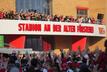 Die Spieler von Union Berlin feiern mit ihren Fans.