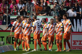 Kantersieg: Kiels Spieler jubeln nach der 1:0-Führung, einige Treffer sollten folgen. Kantersieg: Kiels Spieler jubeln nach der 1:0-Führung, einige Treffer sollten folgen.