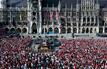 Rund 10.000 Fans des FC Bayern München warten auf dem Marienplatz auf die Meister-Mannschaften der Frauen und Männer.