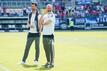 HSV-Sportdirektor Jonas Boldt (l) und Trainer Tim Walter stehen vor dem letzten Saisonspiel auf dem Spielfeld.