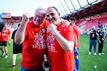 Heidenheims Vorstandsvorsitzender Holger Sanwald (l) und Trainer Frank Schmidt feiern den Aufstieg in die Bundesliga.