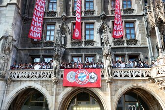 Die Spielerinnen und Spieler des FC Bayern feiern gemeinsam auf dem Rathaus-Balkon. Die Spielerinnen und Spieler des FC Bayern feiern gemeinsam auf dem Rathaus-Balkon.