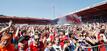 Im Stadion feiern die Fans von Heidenheim den erstmaligen Aufstieg in die Fußball-Bundesliga.