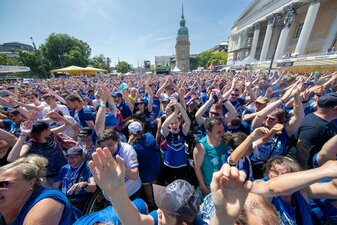 Auf dem Karolinenplatz in der Innenstadt von Darmstadt feiern zahlreiche Fans den Aufstieg. Auf dem Karolinenplatz in der Innenstadt von Darmstadt feiern zahlreiche Fans den Aufstieg.